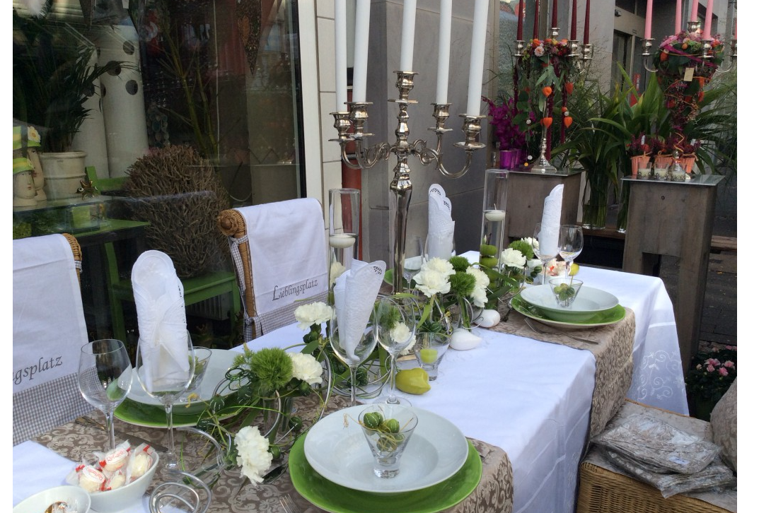 Blumen & Deko schön gedeckter Tisch mit Blumen
