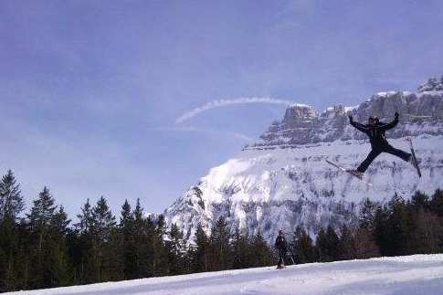 Gasthof Rosegg Schneelandschaft mit Skiläufer